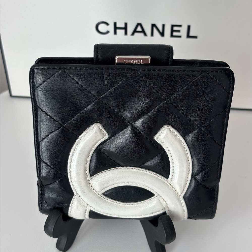 CHANEL Quilted Leather Cambon compact Black and White Wallet. Full inclusion - Picture 2 of 10